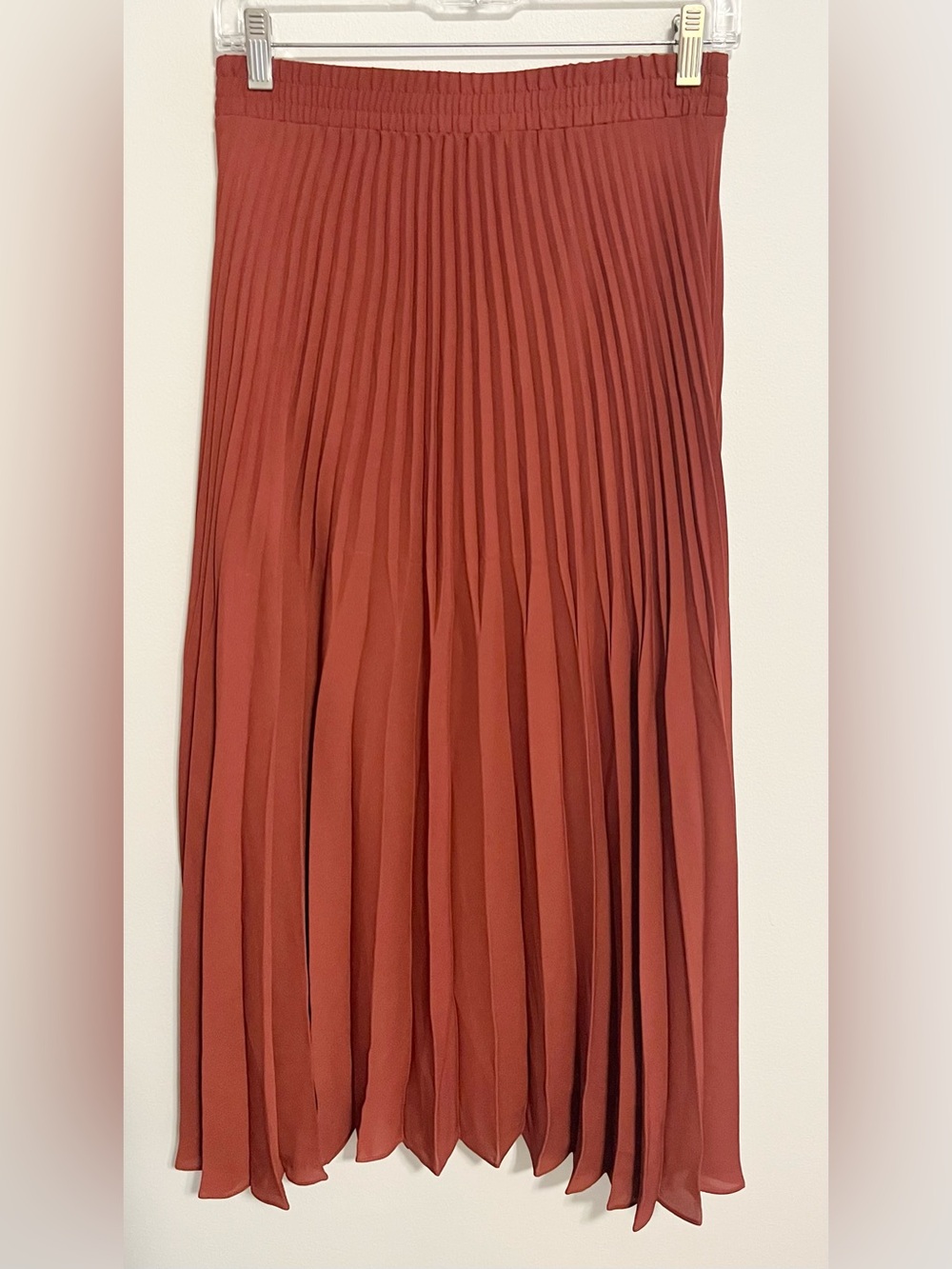 Max Studio Pleated Elastic Waist Midi Skirt in Rust Orange. Size XS